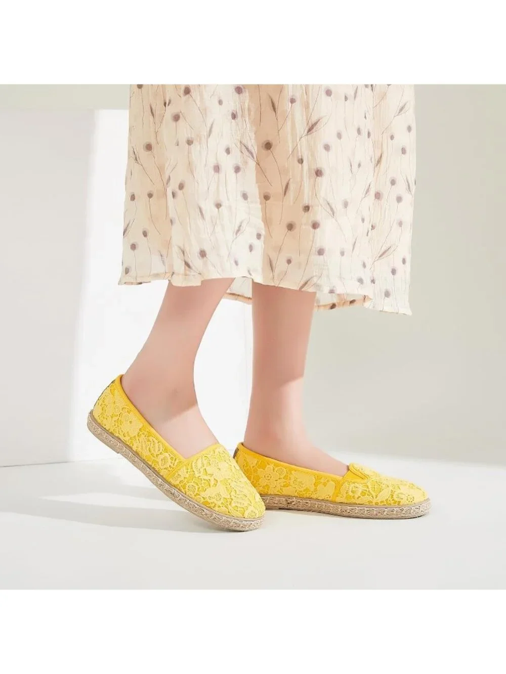 Womens Yellow Rubber Flower Embroidered Comfortable Round Toe Casual Ballet Flat